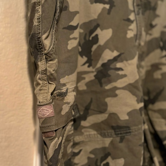 Men’s Camo Cargo Shorts Size 42 - Picture 2 of 3